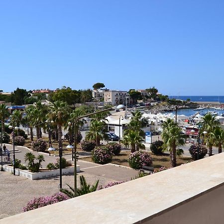 Casa Vacanze Laura イーゾラ・デッレ・フェンミネ エクステリア 写真